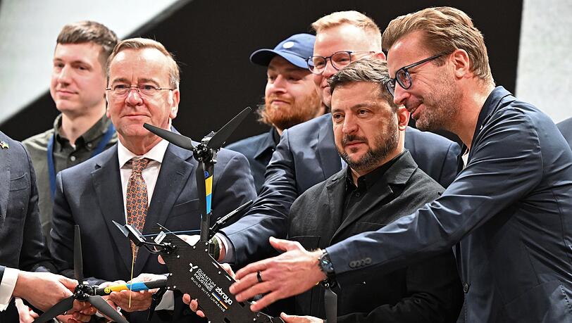 Deutsch-ukrainische Drohnenproduktion f&uuml;r den Krieg gegen Russland startet: Der ukrainische Pr&auml;sident Wolodymyr Selenskyj nimmt im Beisein von Verteidigungsminister Boris Pistorius die erste Drohne des Unternehmens QFI entgegen.
