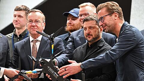 Deutsch-ukrainische Drohnenproduktion f&uuml;r den Krieg gegen Russland startet: Der ukrainische Pr&auml;sident Wolodymyr Selenskyj nimmt im Beisein von Verteidigungsminister Boris Pistorius die erste Drohne des Unternehmens QFI entgegen.
