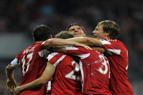 Ja, es gibt doch noch lachende Bayern - in der Champions League: Hier feiern die Spieler beim 2:0 gegen Rom.