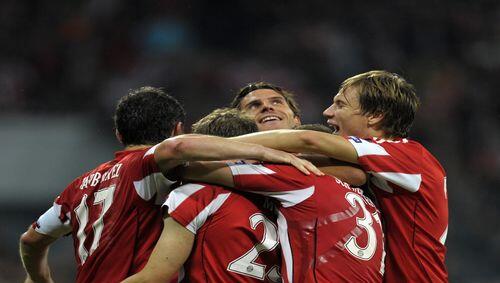 Ja, es gibt doch noch lachende Bayern - in der Champions League: Hier feiern die Spieler beim 2:0 gegen Rom. Ja, es gibt doch noch lachende Bayern - in der Champions League: Hier feiern die Spieler beim 2:0 gegen Rom.