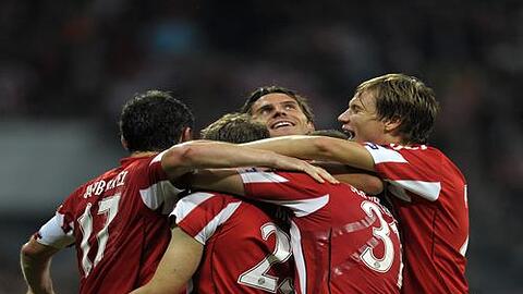 Ja, es gibt doch noch lachende Bayern - in der Champions League: Hier feiern die Spieler beim 2:0 gegen Rom.