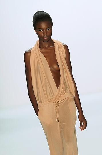 Bei der Fashion Week in Madrid lassen Models für Mercedes-Benz tief blicken. In der Welt der "Stars und Sternchen" gibt es genügend Beispiele für extrem offenherzige Mode - klicken Sie sich in der Bilderstrecke durch die größten Kleiderpannen und Hingucker der Promis.