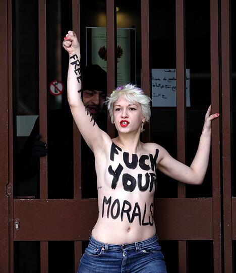 "Fuck your Morals", hat sich diese junge Blondine auf den Oberkörper gepinselt.