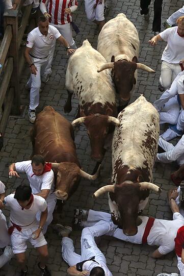 Brutal - und brutal gefährlich: Bei der alljährlichen Stierhatz in Pamplona werden zahlreiche Menschen verletzt. Gleich am ersten Tag 2013 sind es vier.