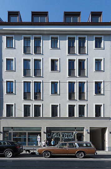 Rumfordstraße 11a: Das 1910 errichtete Gebäude wurde nach dem Zweiten Weltkrieg, dem Zeitgeschmack entsprechend, modernisiert. Dies führte zum Verlust sämtlicher Gesimse und Fensterfaschen sowie zum Einbau ungeteilter Fenster.