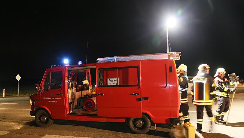 Bei diesem Unfall auf der MÜ25 von Aschau am Inn in Richtung Ampfing hatte eine 16-jährige Fahranfängerin großes Glück - sie wurde nur leicht verletzt. Bei diesem Unfall auf der MÜ25 von Aschau am Inn in Richtung Ampfing hatte eine 16-jährige Fahranfängerin großes Glück - sie wurde nur leicht verletzt.