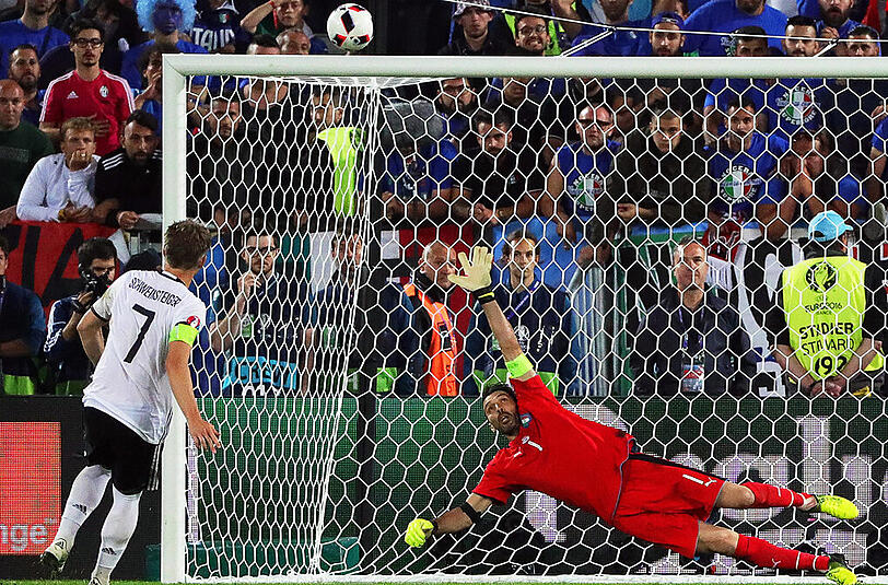 10. Schuss: BASTIAN SCHWEINSTEIGER, 2:2. Vergeben! Schweinsteiger wollte vor der italienischen Fankurve schießen, wohl aus übler Erfahrung. Der Ball steigt steil in die Luft - weit drüber. Das Drama nimmt seinen Lauf.