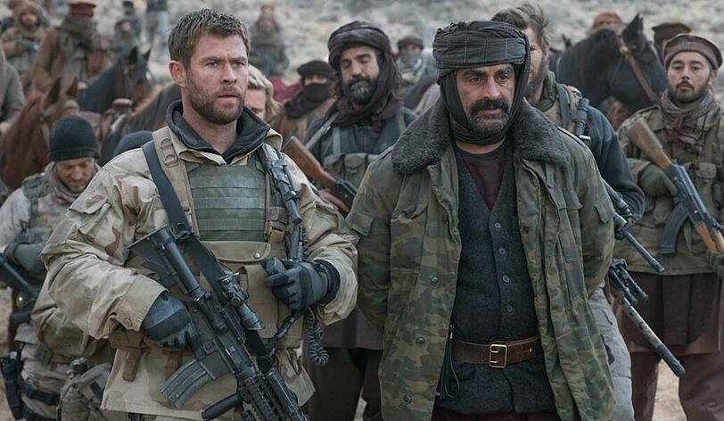 Chris Hemsworth (links) ist Captain Mitch Nelson, der sich auf eine gefährliche Mission nach Afghanistan begibt.