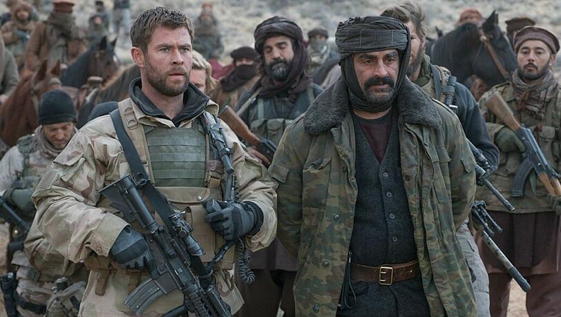 Chris Hemsworth (links) ist Captain Mitch Nelson, der sich auf eine gefährliche Mission nach Afghanistan begibt.