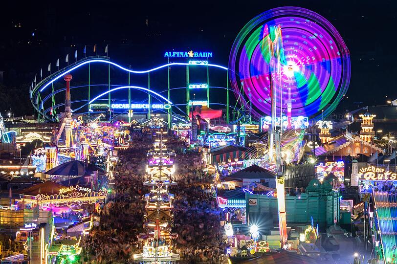 Immer wieder schön: Der Blick über die Wiesn am Abend ist besonders faszinierend.