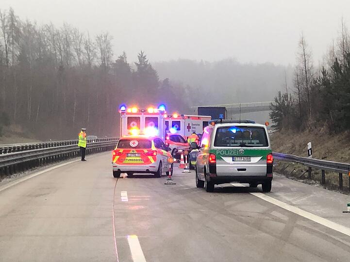 Tragischer Unfall auf der A73: Nach einem leichten Unfall mit Blechschaden wird ein Lkw-Fahrer von einem Auto erfasst und tödlich verletzt.