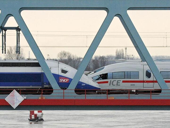 Ein TGV und ein ICE auf der Rheinbrücke in Kehl. Die Fusion zwischen Alstom und Siemens steht weiterhin auf der Kippe.