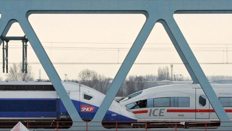 Ein TGV und ein ICE auf der Rheinbrücke in Kehl. Die Fusion zwischen Alstom und Siemens steht weiterhin auf der Kippe. Ein TGV und ein ICE auf der Rheinbrücke in Kehl. Die Fusion zwischen Alstom und Siemens steht weiterhin auf der Kippe.