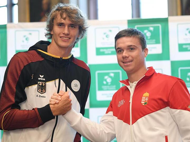 Alexander Zverev (l) trifft auf Peter Nagy aus Ungarn.