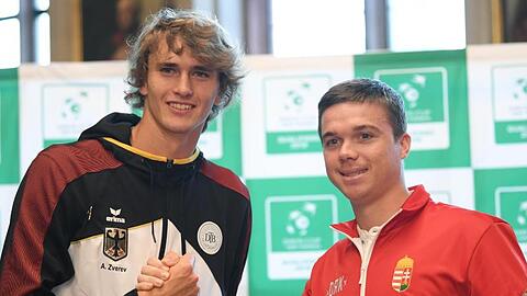 Alexander Zverev (l) trifft auf Peter Nagy aus Ungarn.