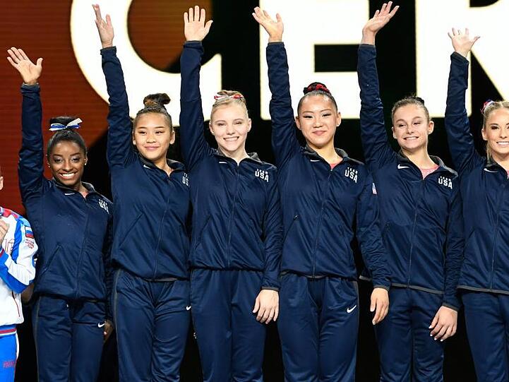 Die US-Turnerinnen um Simone Biles (l) feiern in Stuttgart den WM-Titel.