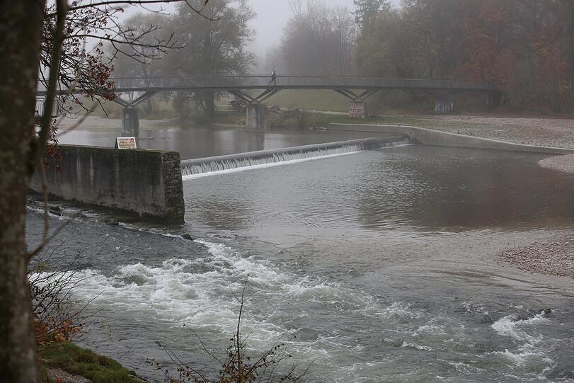 Der Marienklausenbrücke - unten plätschert träge die Isar.