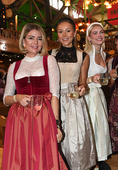 Silke Untch, Darya Strelnikova und deren Begleitung