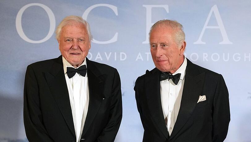Sir David Attenborough und König Charles III. (r.) bei der Premiere der Doku "Ocean with David Attenborough".