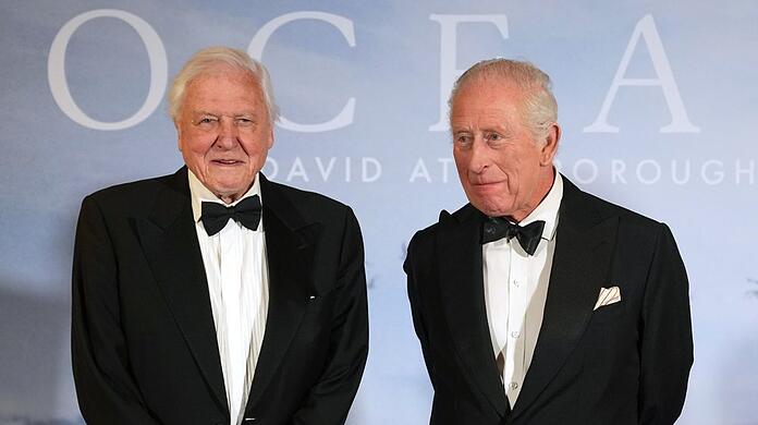 Sir David Attenborough und König Charles III. (r.) bei der Premiere der Doku "Ocean with David Attenborough".