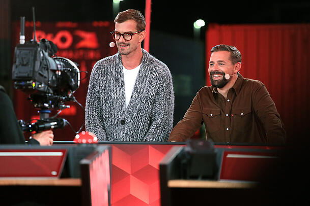 In ihrer Sendung "Ein sehr gutes Quiz (mit hoher Gewinnsumme)" stellen Joko Winterscheidt und Klaas Heufer-Umlauf ihren Kandidaten knifflige Fragen. In ihrer Sendung "Ein sehr gutes Quiz (mit hoher Gewinnsumme)" stellen Joko Winterscheidt und Klaas Heufer-Umlauf ihren Kandidaten knifflige Fragen.