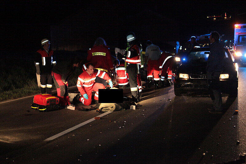 Schwerer Unfall auf der B 15: Zwei Verletzte