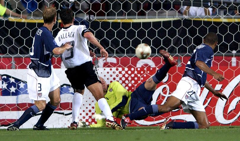 27. Länderspiel: Mit seinem zweiten WM-Tor schießt Ballack Deutschland im
Viertelfinale gegen die USA zum glücklichen 1:0-Zittersieg.