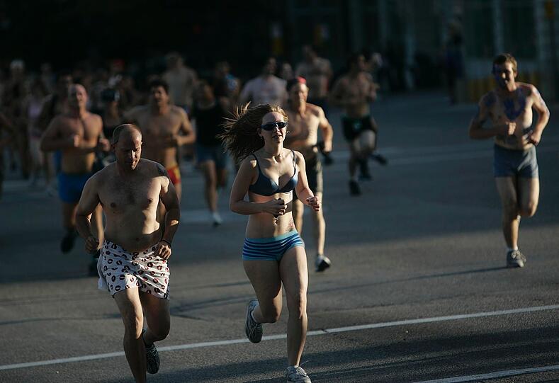 Mehrere tausende Menschen haben sich in Salt Lake City bis auf die Unterwäsche ausgezogen und mit einem Lauf
durch die Stadt gegen die konservativen Gesetze des US-Staates protestiert.
