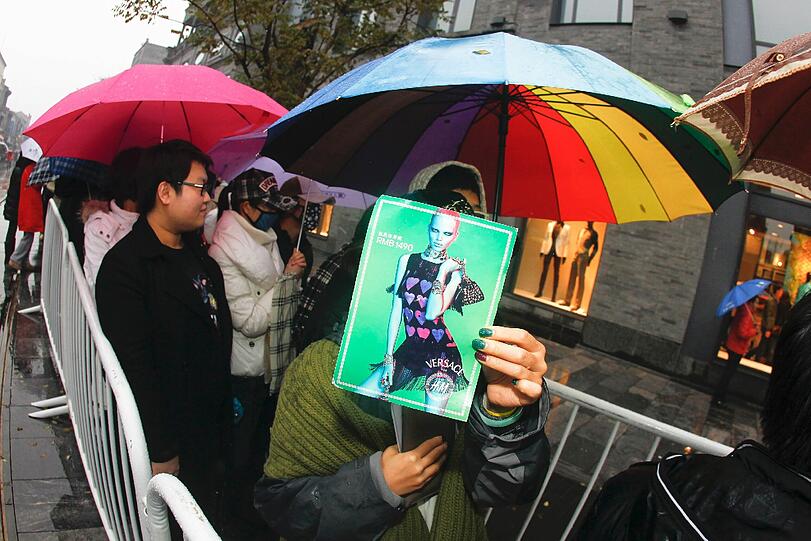 In Peking stehen die Menschen sogar im Regen, um sich die neue Versace-Kollektion von H&M zu sichern