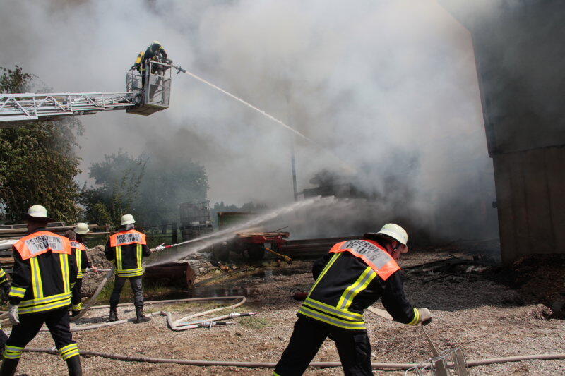 Landkreis Mühldorf am Inn: Polling: Großbrand auf dem Bauernhof - Bayern - Abendzeitung München