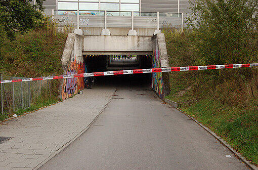 Vor dieser Unterführung in Pasing prallten die beiden Radfahrer gegeneinander.