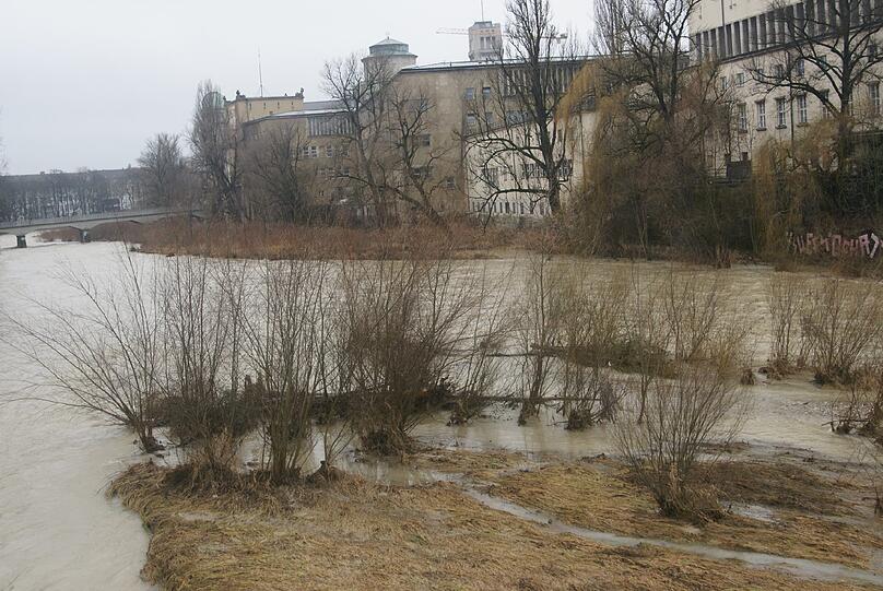 Dauerregen sorgt für Hochwasser an der Isar: In München wurde mit Hochwasserwarnstufe 1 gerechnet. Die Bilder.