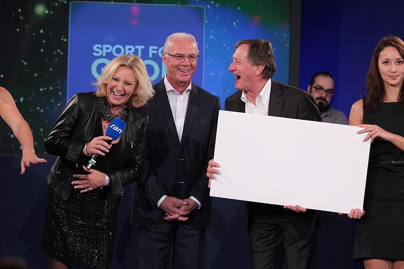 Sabine Christiansen, Franz Beckenbauer und Franz Klammer mit Scheck.
