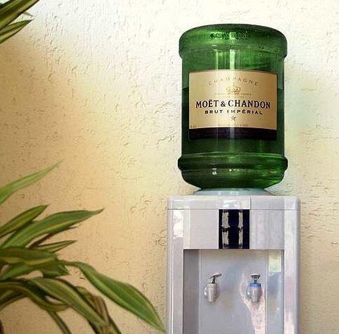 Guerilla Marketing ist eine äußerst amüsante Art der Werbung, hier für eine Champagnermarke.
