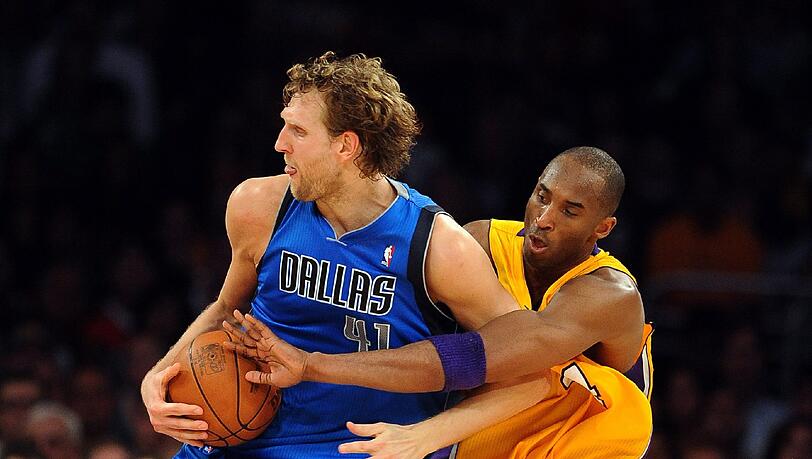 Dirk Nowitzki und Kobe Bryant lieferten sich zahlreiche Duelle in der NBA. Dirk Nowitzki und Kobe Bryant lieferten sich zahlreiche Duelle in der NBA.