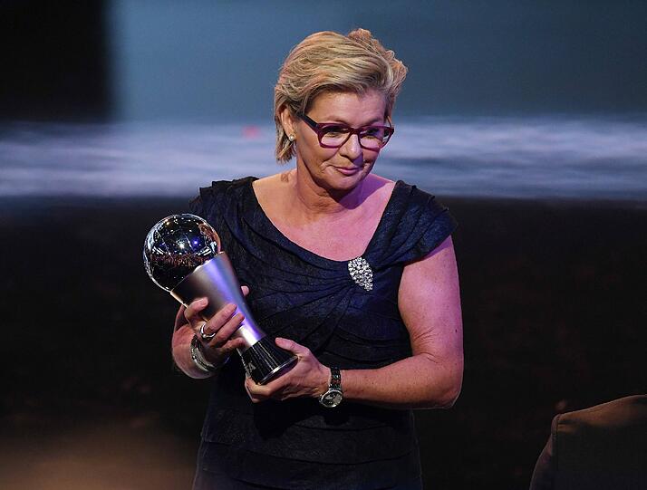 Bei den Frauen wurde Silvia Neid ausgezeichnet. Knapp fünf Monate nach dem Olympiasieg und ihrem anschließenden Abschied als Coach erhielt Neid bereits zum dritten Mal die Trophäe als FIFA-Welttrainerin. "Ich bin überwältigt, das ist eine große Ehre für mich, diese Trophäe zu gewinnen. Das ist der Wahnsinn", schwärmte die 52-Jährige.