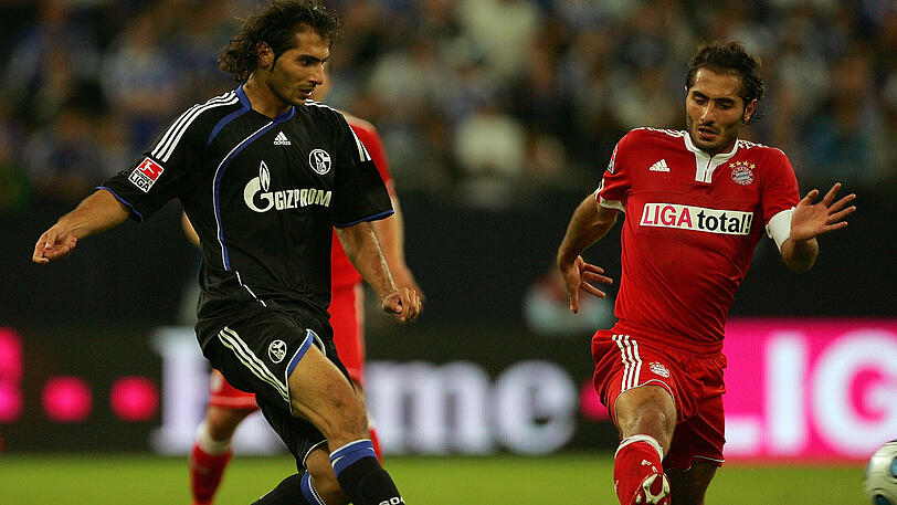 Halil (l.) und Hamit Altintop bei einem ihrer direkten Duelle mit Schalke und Bayern, hier im Juli 2009.