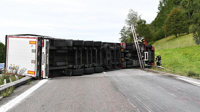 Der Sattelzug blockierte die komplette Fahrbahn.