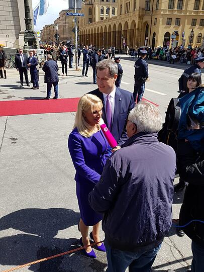 Ein letztes Interview, bevor der hohe Besuch kommt: Ministerpräsident Markus Söder mit seiner Frau Karin.