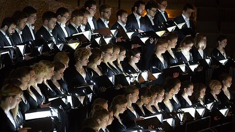 Bei Chorkonzerten wie hier bei der Aufführung von Jörg Widmanns Oratorium &bdquo;Arche&ldquo; in der Elbphilharmonie, kommen viele Menschen auf engstem Raum zusammen.