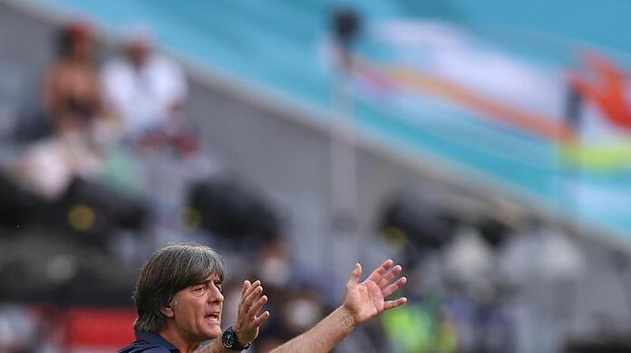 Joachim Löw bereitet die deutsche Nationalmannschaft auf das letzte Gruppenspiel gegen Ungarn vor.
