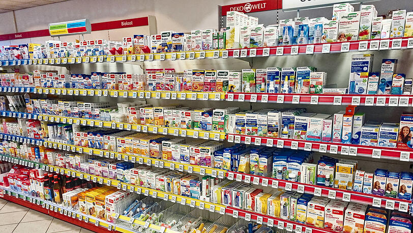 In Drogeriemärkten gibt es weit mehr als nur Kosmetika, Nahrungsergänzungsmittel und rezeptfreien Medikament sowie Babynahrung. (Symbolbild)