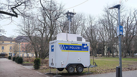 Mobiler Überwachungswagen der Münchner Polizei im Alten Botanischen Garten: Immer wieder mal müssen die Bematen hier eingreifen.
