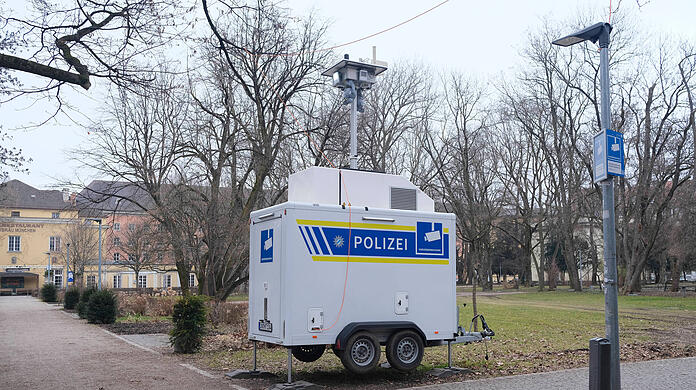 Mobiler Überwachungswagen der Münchner Polizei im Alten Botanischen Garten: Immer wieder mal müssen die Bematen hier eingreifen.