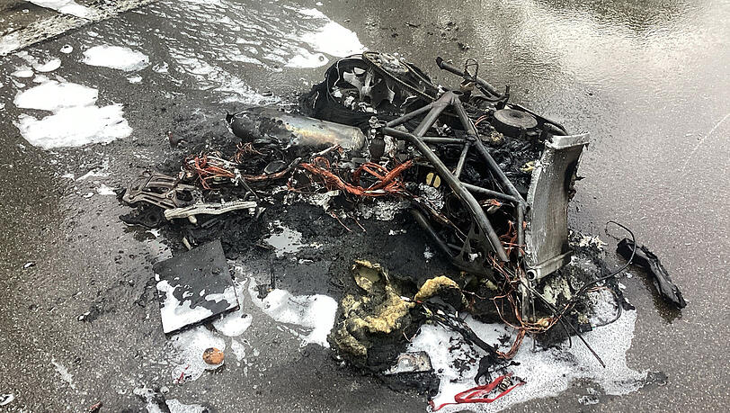 Von dem Motorbike blieb nach dem Unfall und den Löscharbeiten nicht mehr viel übrig. Von dem Motorbike blieb nach dem Unfall und den Löscharbeiten nicht mehr viel übrig.
