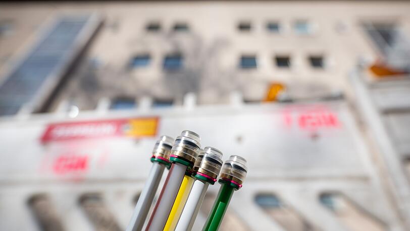 Glasfaser-Kabel an einem Berliner Wohnhaus.