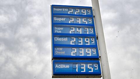 Literpreise &uuml;ber zwei Euro f&uuml;r Benzin und Diesel sind an Deutschlands Tankstellen derzeit die Regel. (Archivbild)