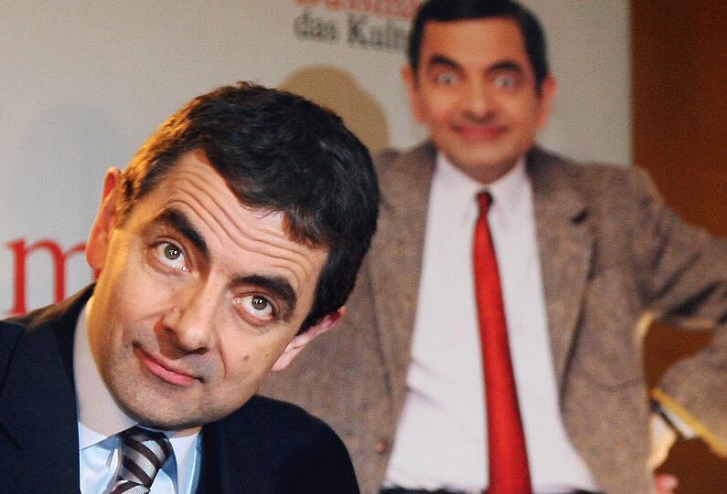 Schauspieler Rowan Atkinson kommt mit seiner Frau Sunetra Sastry