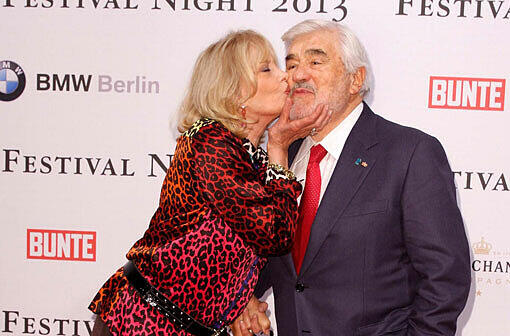 Monique und Mario Adorf ganz verschmust. Dabei gibt er doch zu: &bdquo;Wir haben oft gestritten.&ldquo;