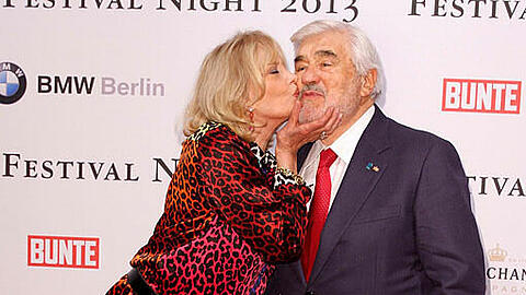 Monique und Mario Adorf ganz verschmust. Dabei gibt er doch zu: &bdquo;Wir haben oft gestritten.&ldquo;